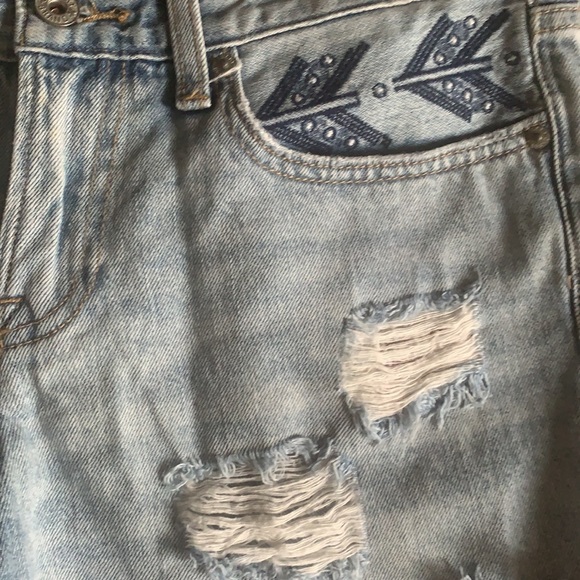 Lucky Brand Distressed Arrow Shorts - 8 - Picture 3 of 4